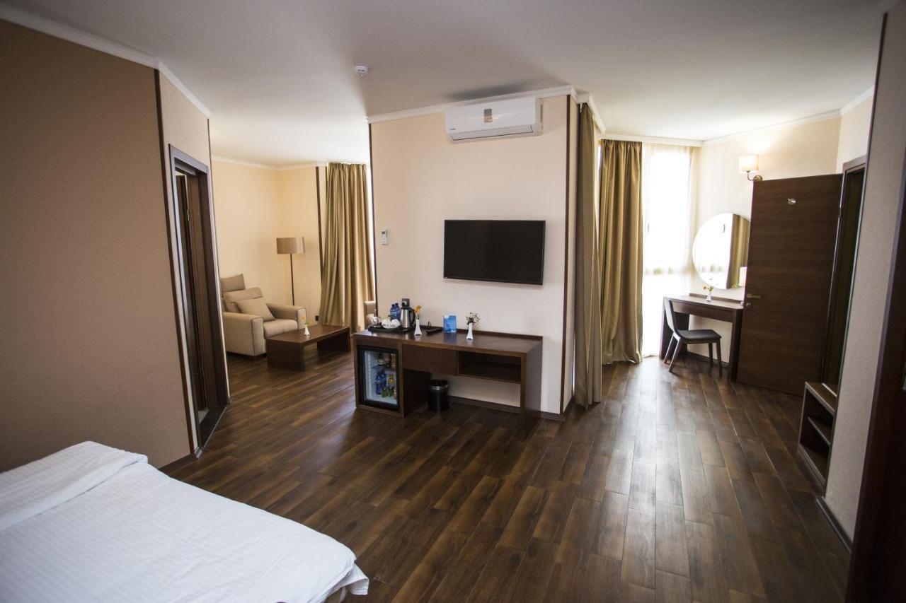 Hotel Corner Inn Batumi Ngoại thất bức ảnh